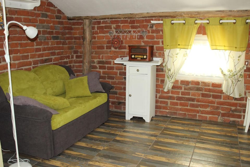 Photo of the whole room, Seating area