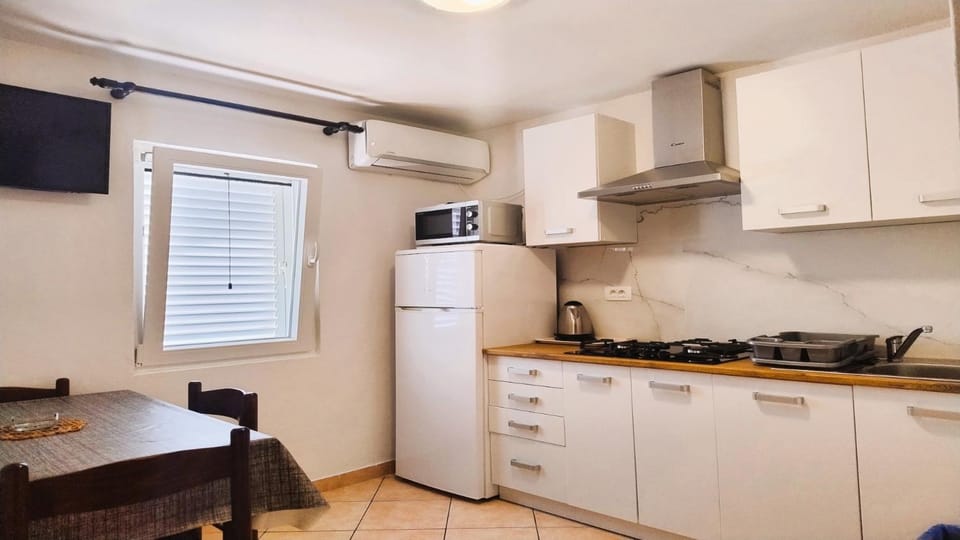 Kitchen or kitchenette, Dining area, stove