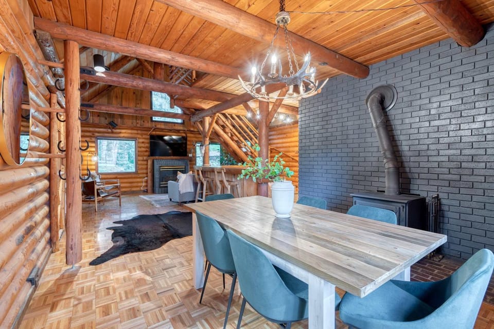 Mt Hood Log Cabin! Fresh Remodel with Airstream 1 Cabin in Welches