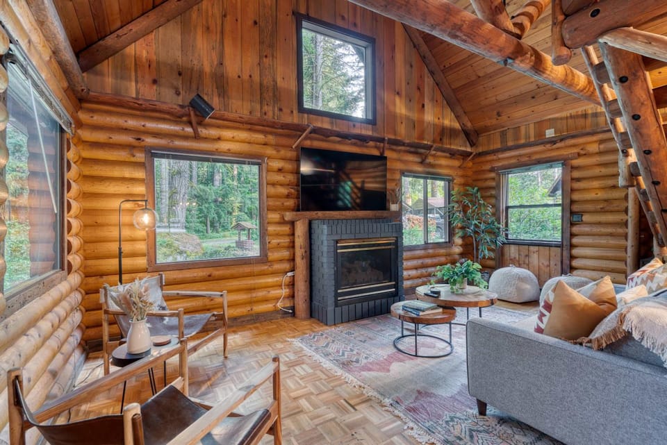 Mt Hood Log Cabin! Fresh Remodel with Airstream 1 Cabin in Welches