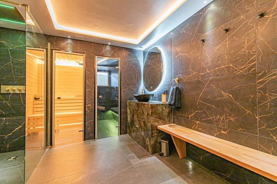 Shower, Toilet, Sauna, Steam room, Spa and wellness centre/facilities