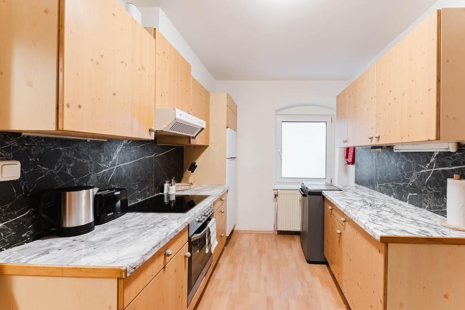 Coffee/tea facilities, Kitchen or kitchenette, microwave, oven, stove, toaster, kitchen
