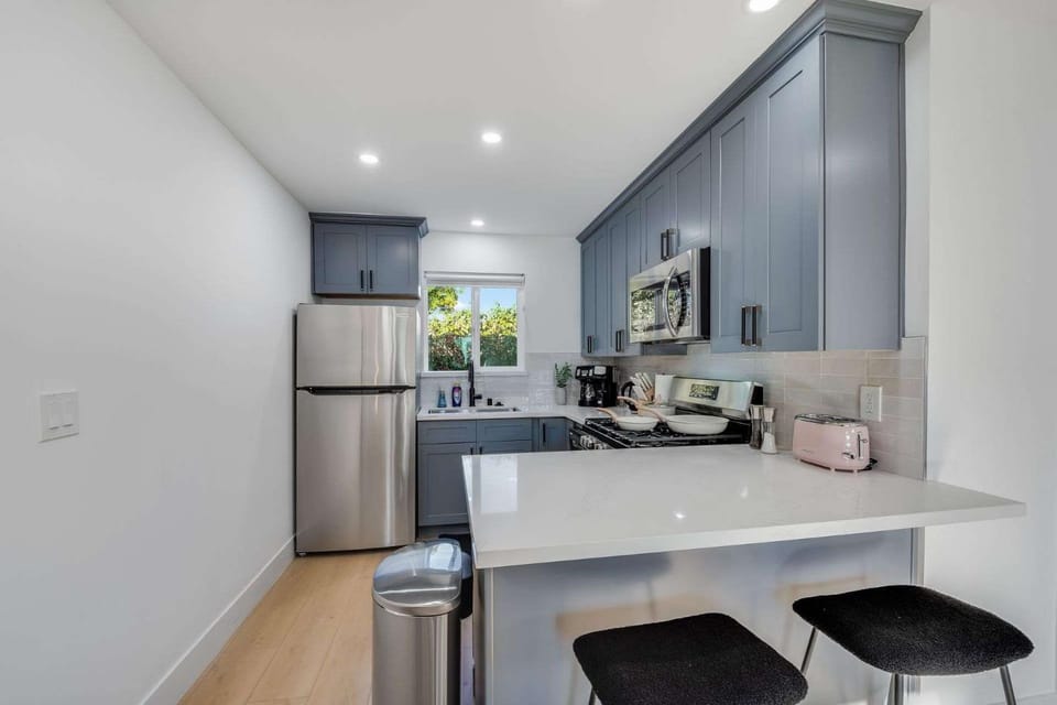 1BR w Parking Near Tech HQs Monthly Stay House in Sunnyvale