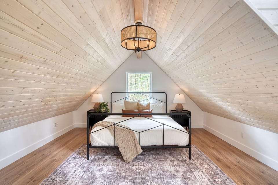 Mt Hood Log Cabin! Fresh Remodel with Airstream 2 Cabin in Welches