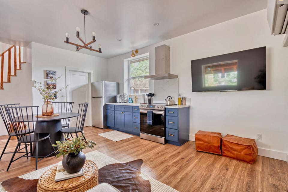 Mt Hood Log Cabin! Fresh Remodel with Airstream 2 Cabin in Welches