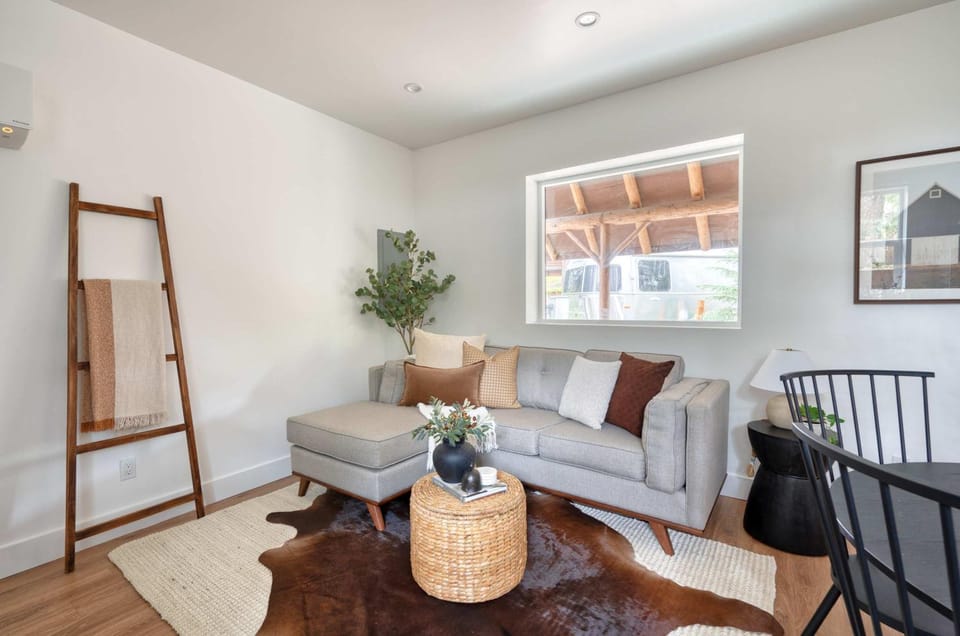 Mt Hood Log Cabin! Fresh Remodel with Airstream 2 Cabin in Welches