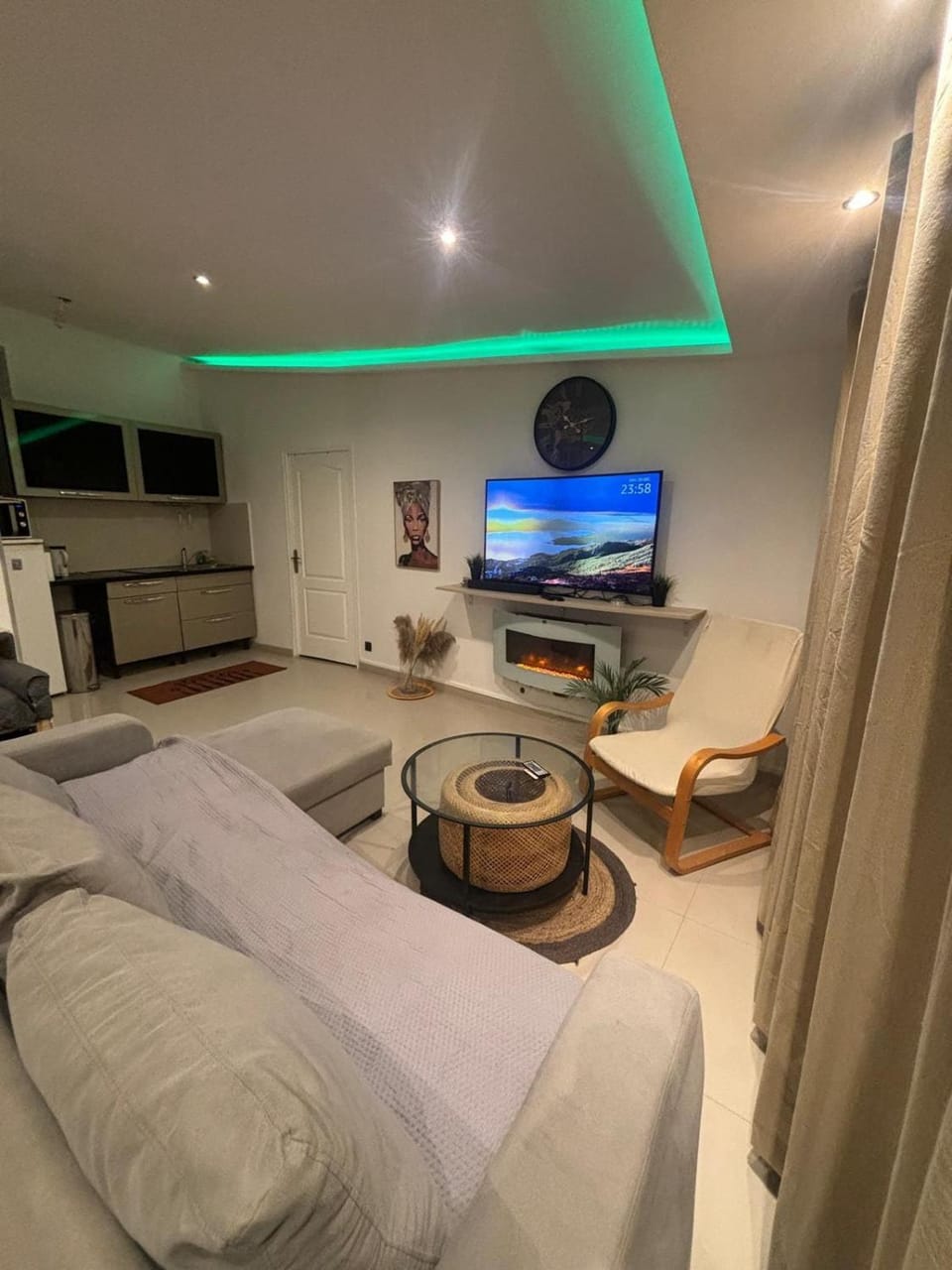 Communal lounge/ TV room, Living room, Seating area