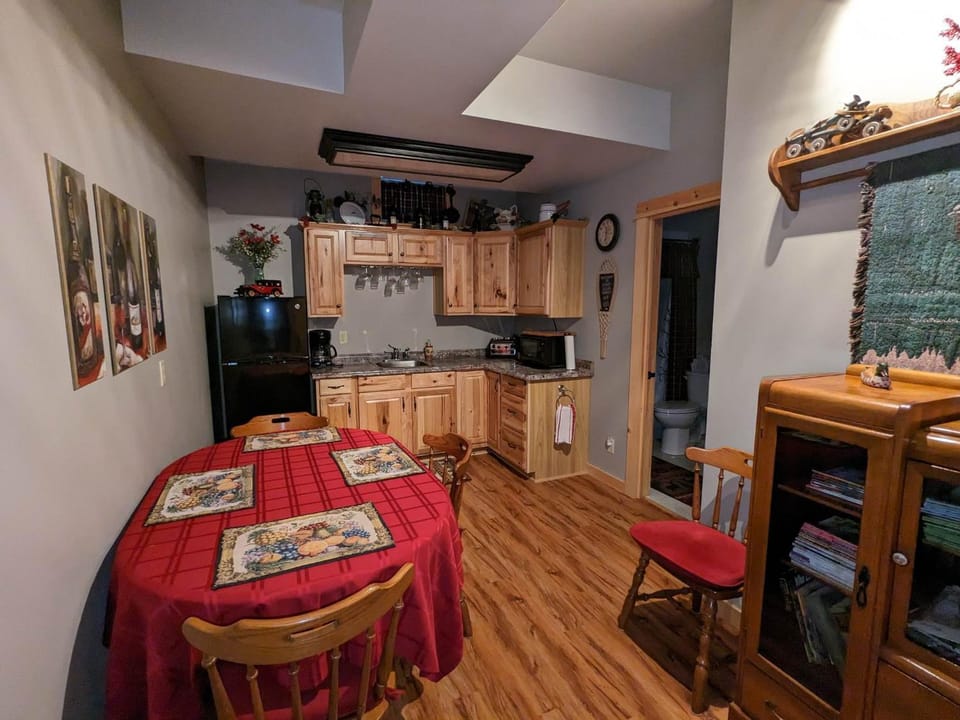 Kitchen or kitchenette, Dining area, microwave, toaster