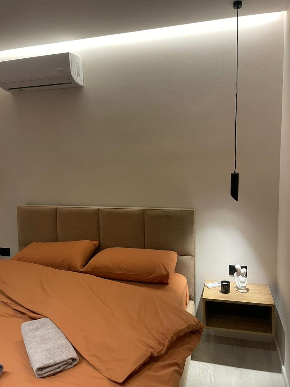 Bed, Bedroom, air conditioner