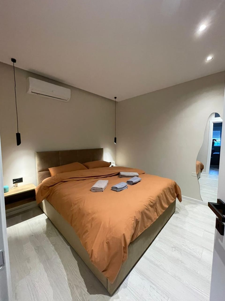 Bed, Bedroom, towels