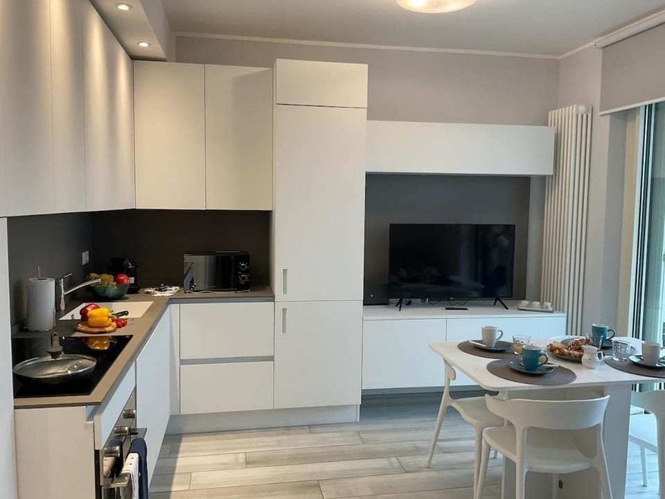 Coffee/tea facilities, Kitchen or kitchenette, Dining area, stove
