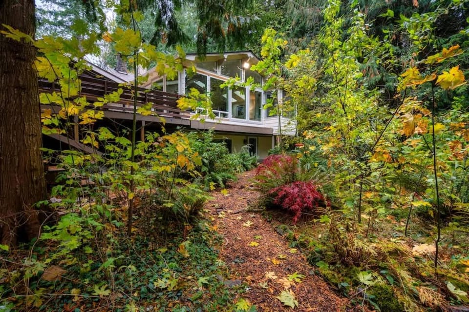Stay Portland - Sandy Riverfront Mt Hood Cabin! 9 Queen Beds! Cabin in Welches