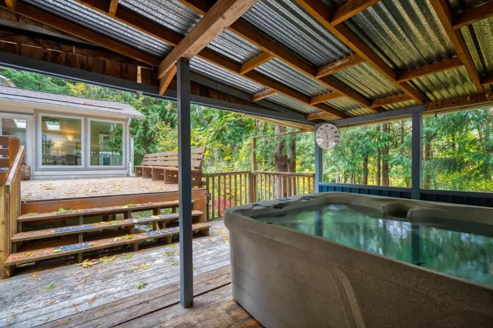 Stay Portland - Sandy Riverfront Mt Hood Cabin! 9 Queen Beds! Cabin in Welches