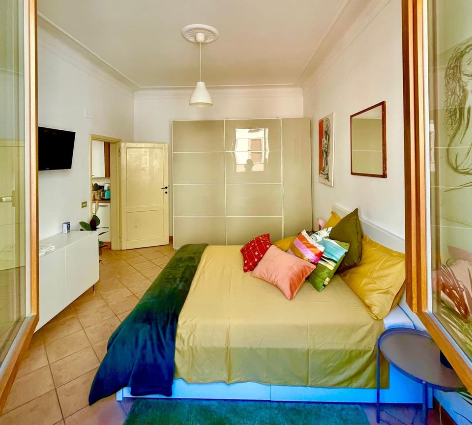 Bed, TV and multimedia, Photo of the whole room, Bedroom