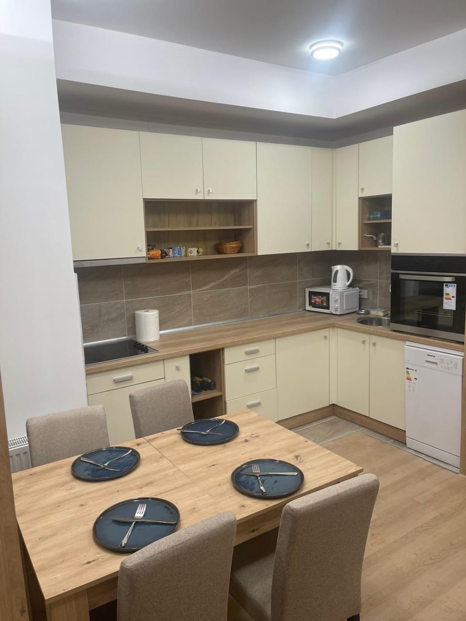 Coffee/tea facilities, Kitchen or kitchenette, Dining area, dishwasher, oven
