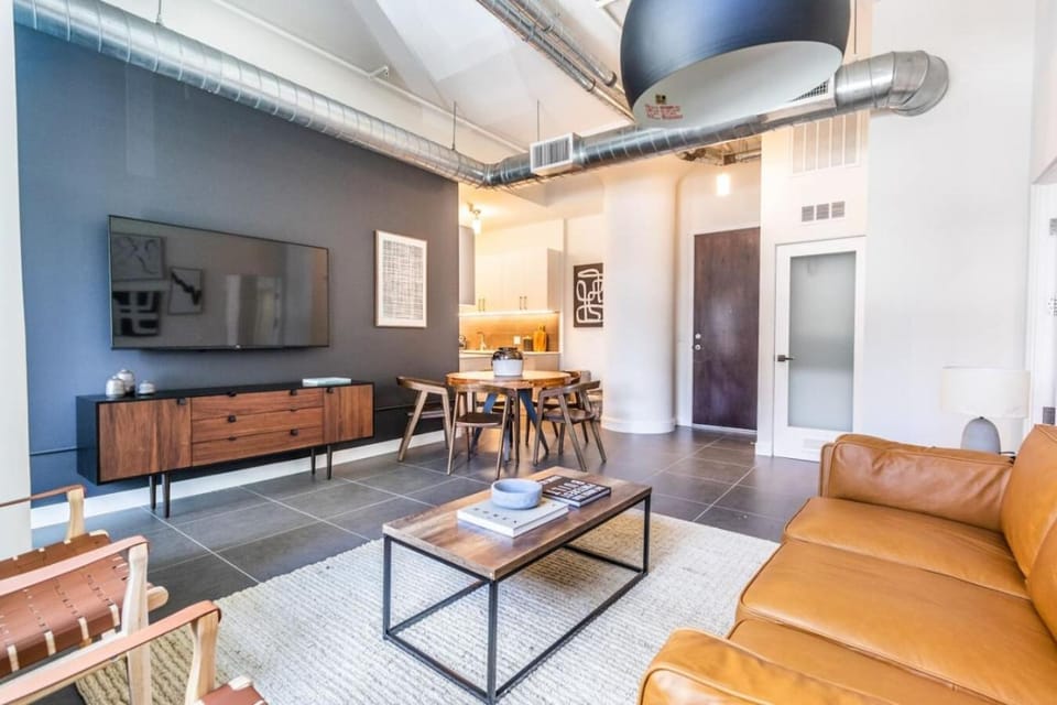 DTLA 2BR Rooftop Jacuzzi & Sunset Views Apartment in Los Angeles