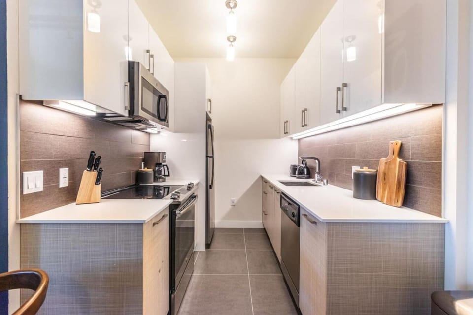 DTLA 2BR Rooftop Jacuzzi & Sunset Views Apartment in Los Angeles