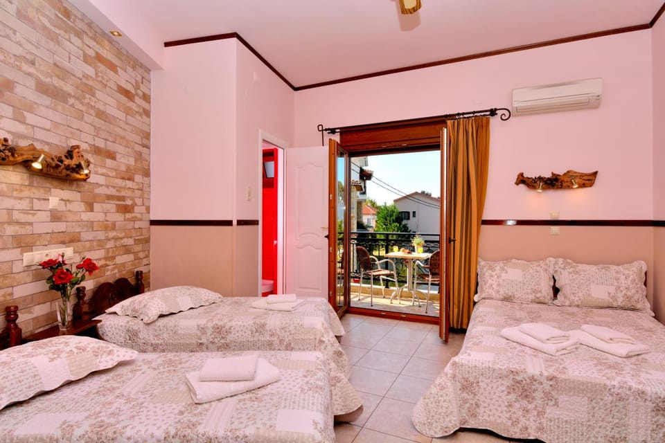 Bed, Photo of the whole room, Bedroom, air conditioner