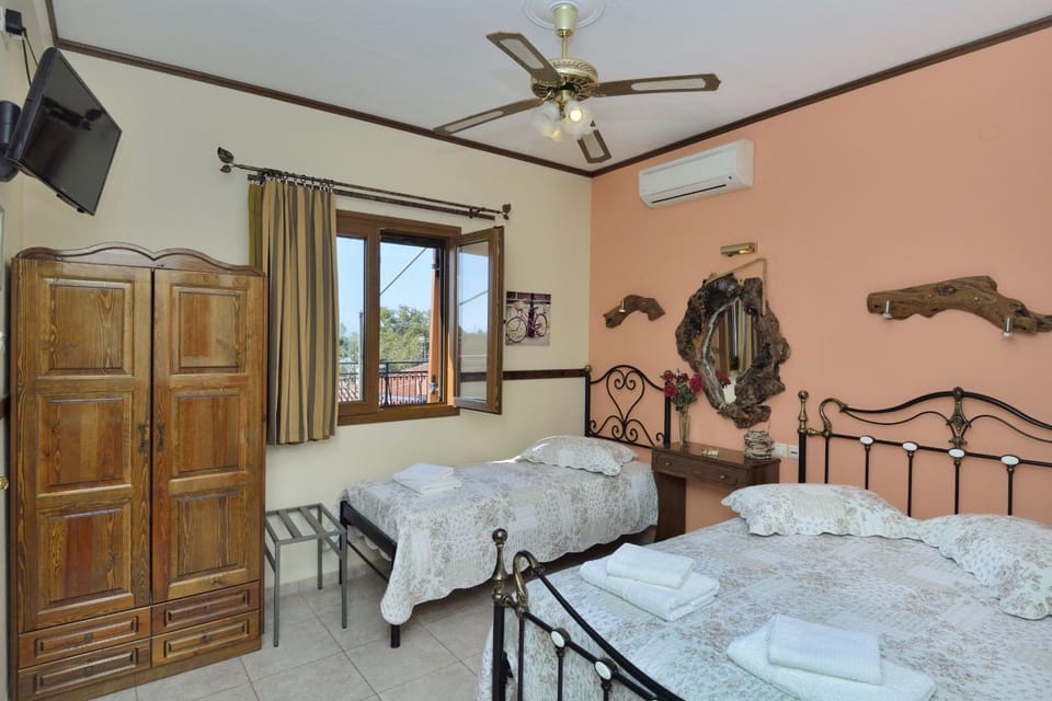 Bed, TV and multimedia, Photo of the whole room, wardrobe, air conditioner
