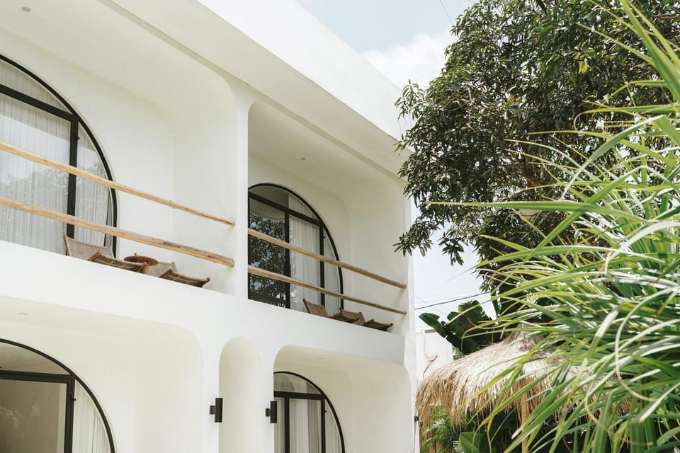 Property building, Day, Balcony/Terrace