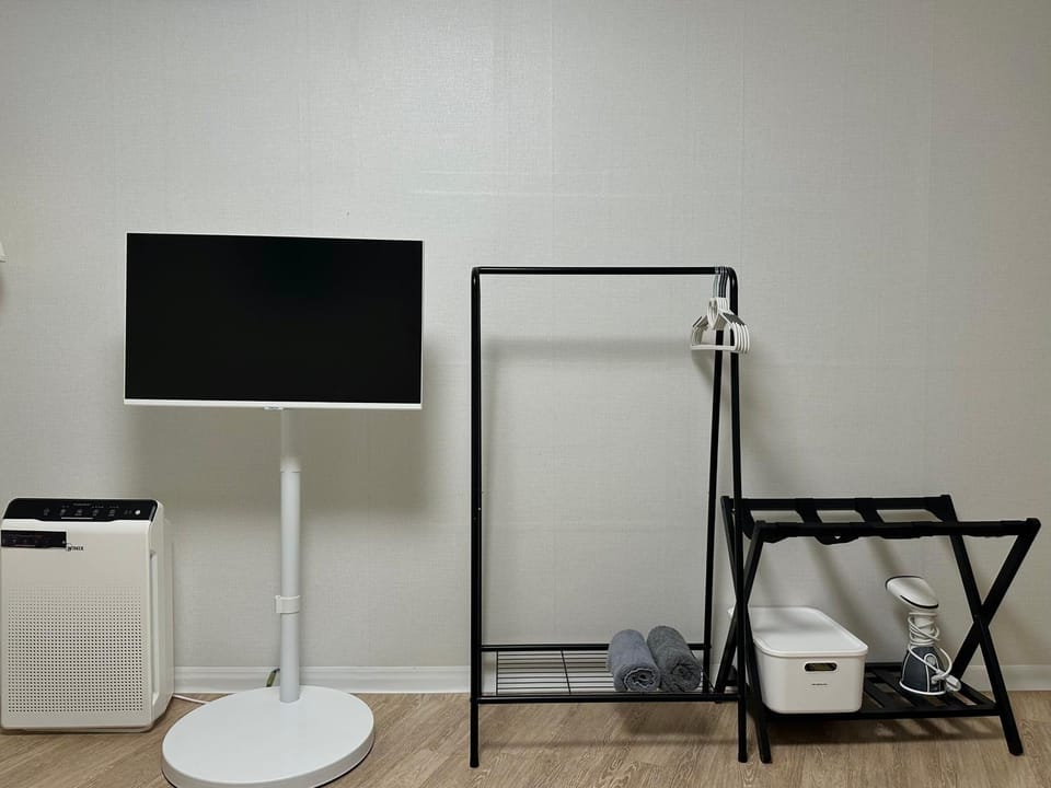 TV and multimedia, Area and facilities, flat iron