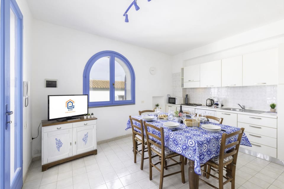 Kitchen or kitchenette, Dining area, oven, stove