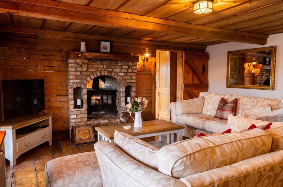 Lakeland Lodge 400 year old Bavarian Lodge with Private Hot Tub Pet Friendly House in County Sligo