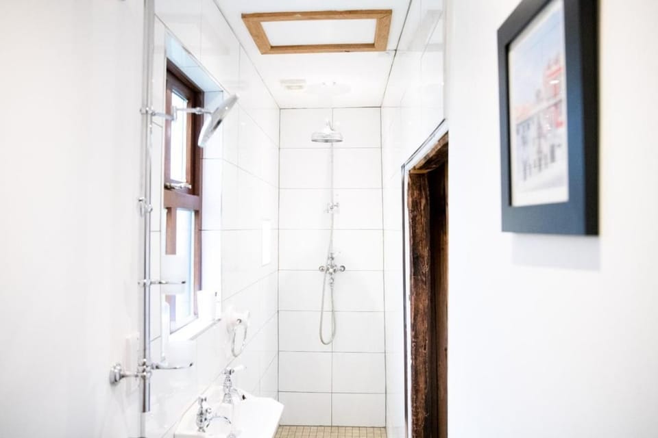 Lakeland Lodge 400 year old Bavarian Lodge with Private Hot Tub Pet Friendly House in County Sligo