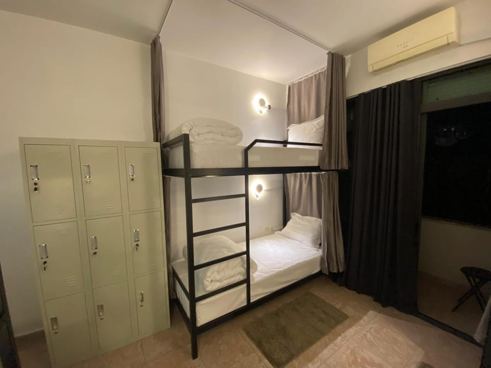Bedroom, bunk bed
