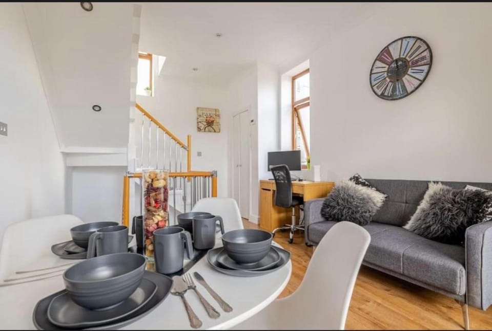 Bethel Suite Canning Town - Free Parking Apartment in London