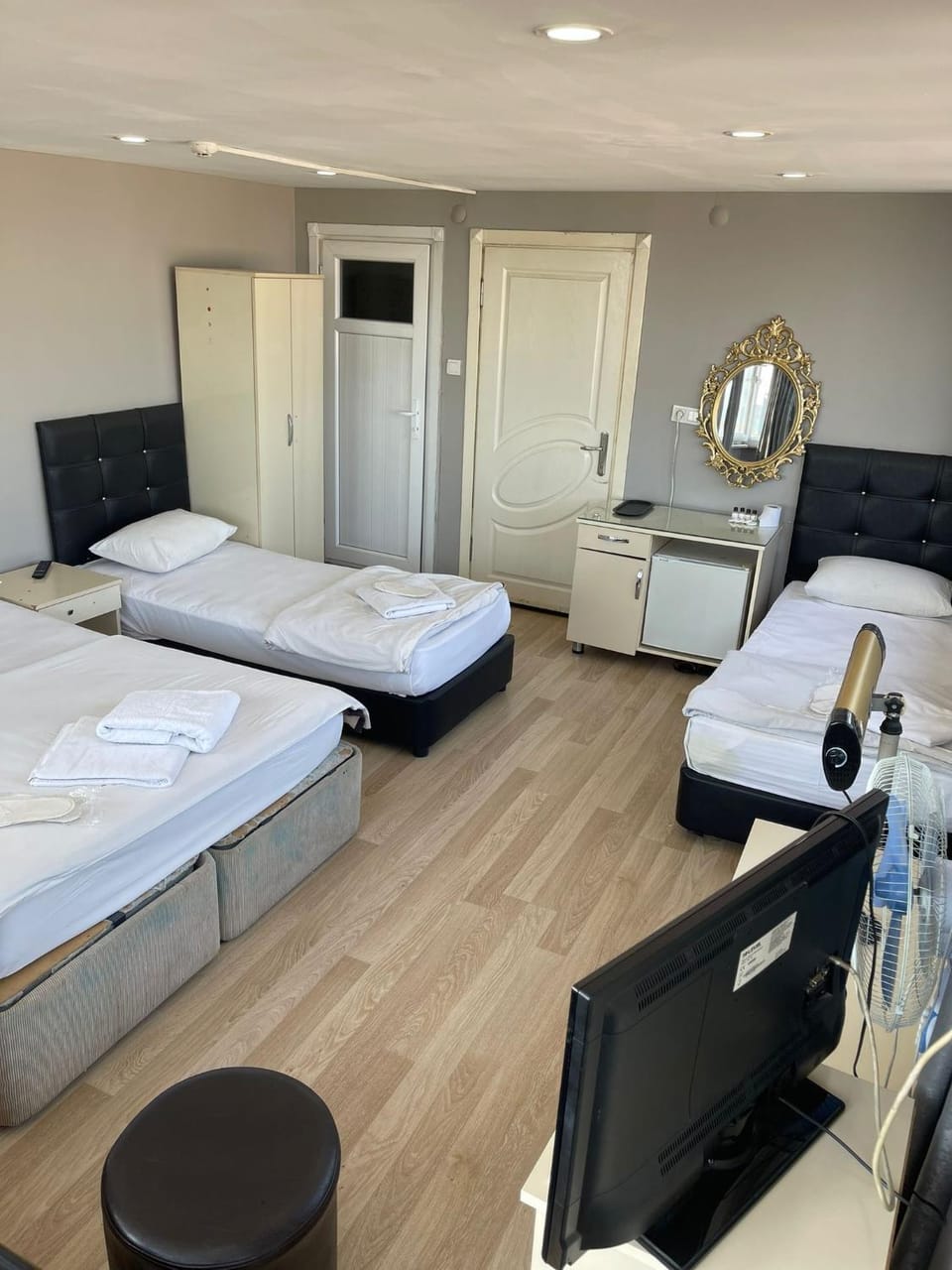 Bed, TV and multimedia, wardrobe