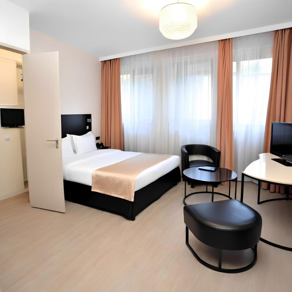 Bed, TV and multimedia, Seating area