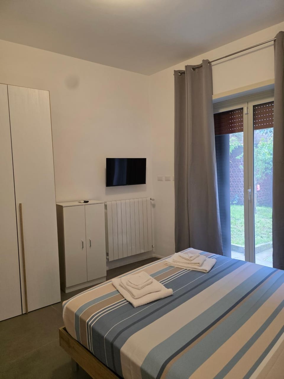 Garden, Photo of the whole room, Bedroom, Garden view, furniture, heating, towels