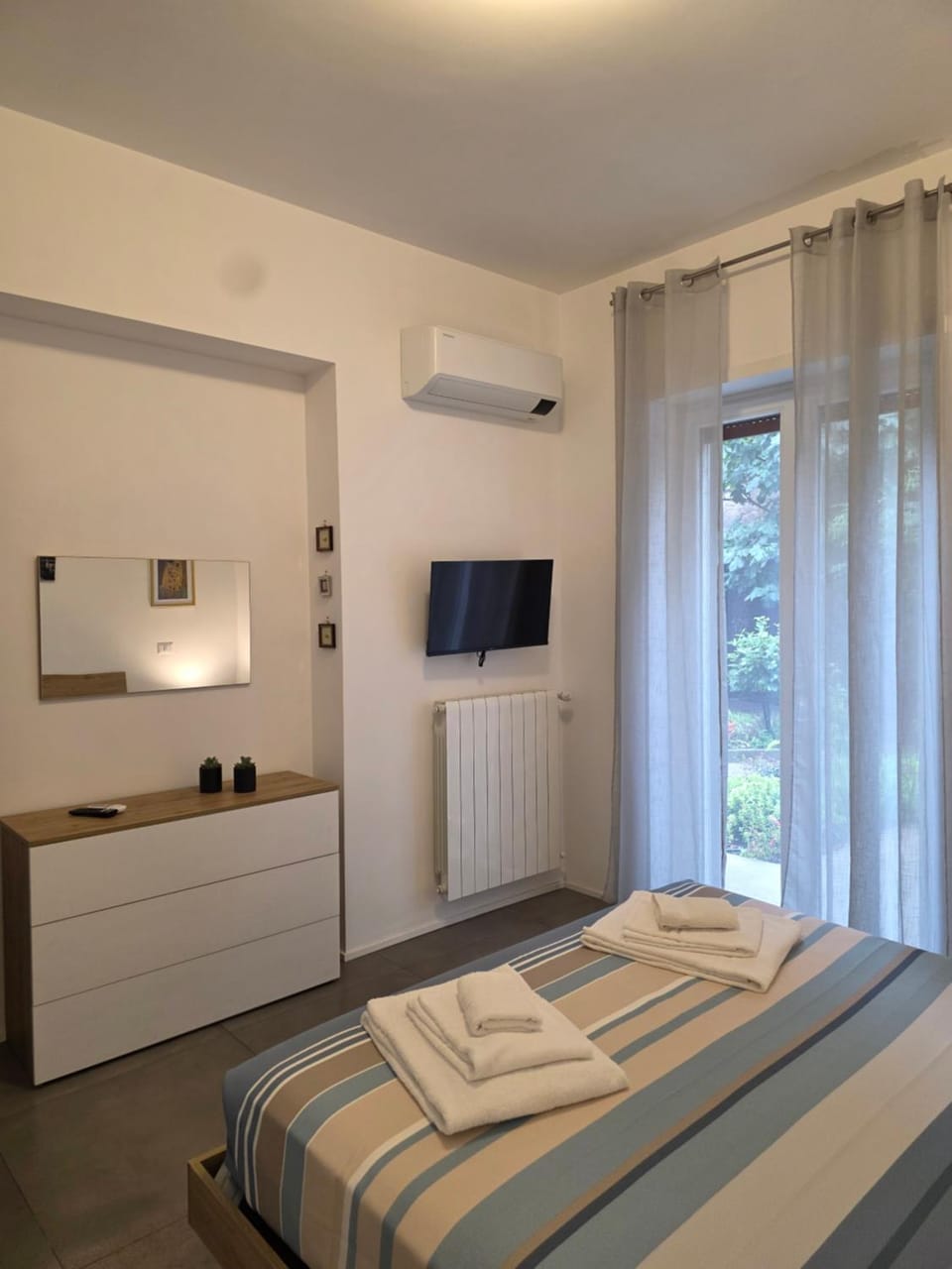 Garden, View (from property/room), Photo of the whole room, Decorative detail, Bedroom, Garden view, furniture, heating, towels, air conditioner