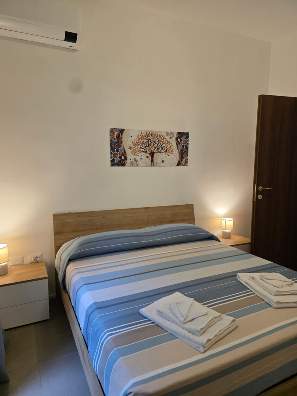 Bed, View (from property/room), Photo of the whole room, Decorative detail, Bedroom, furniture, towels, air conditioner