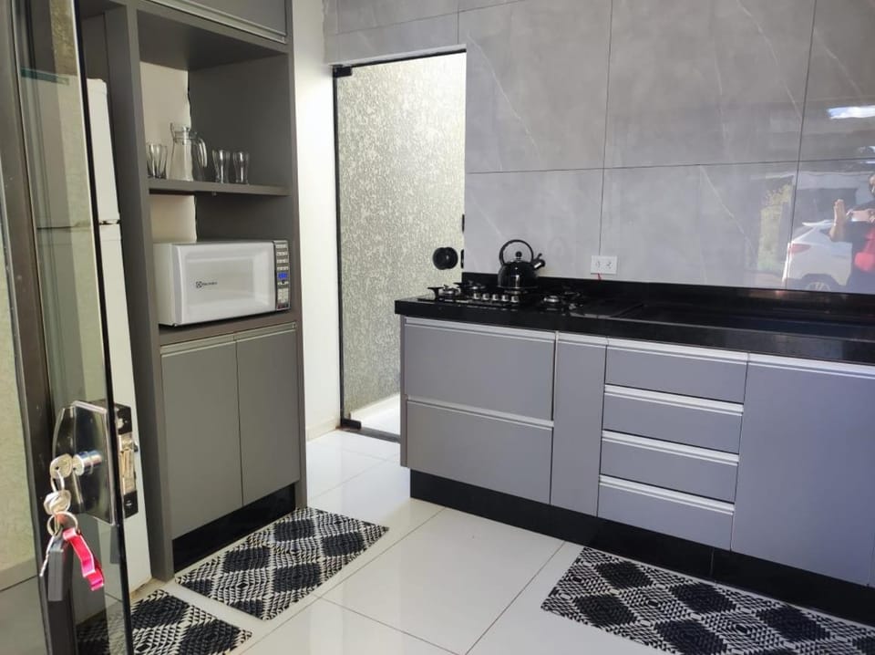 Kitchen or kitchenette, minibar, stove