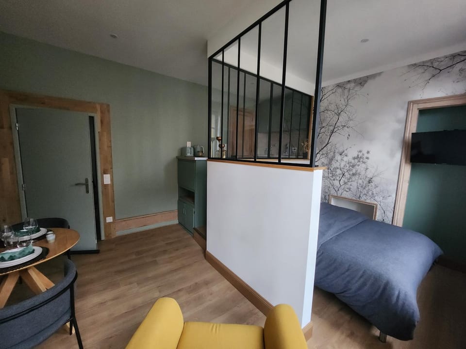 Bed, Photo of the whole room, Seating area