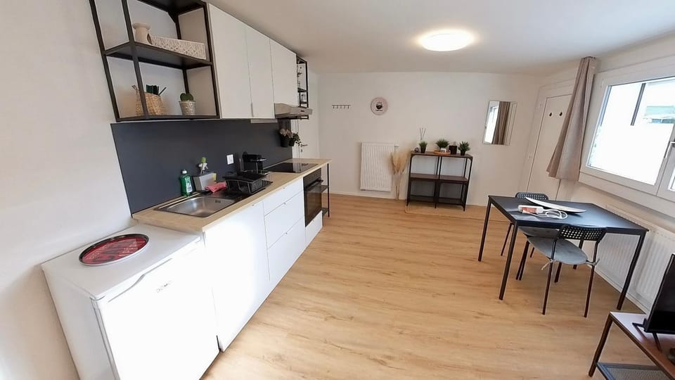 Kitchen or kitchenette, Dining area, oven, stove