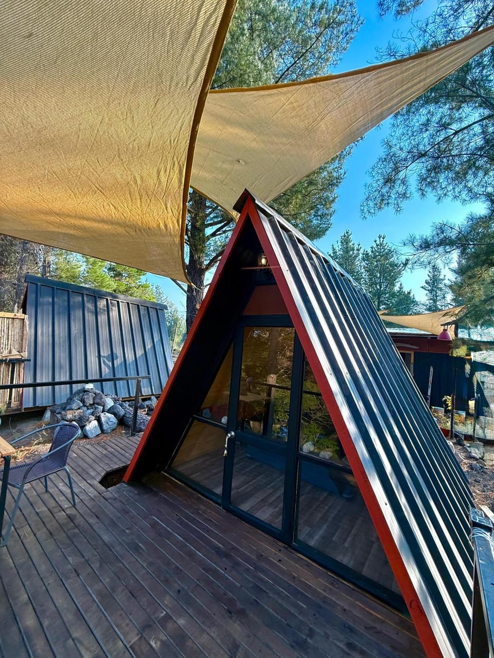 Cabina con terraza vista al río en Roca Truful Cabin in Araucania, Chile
