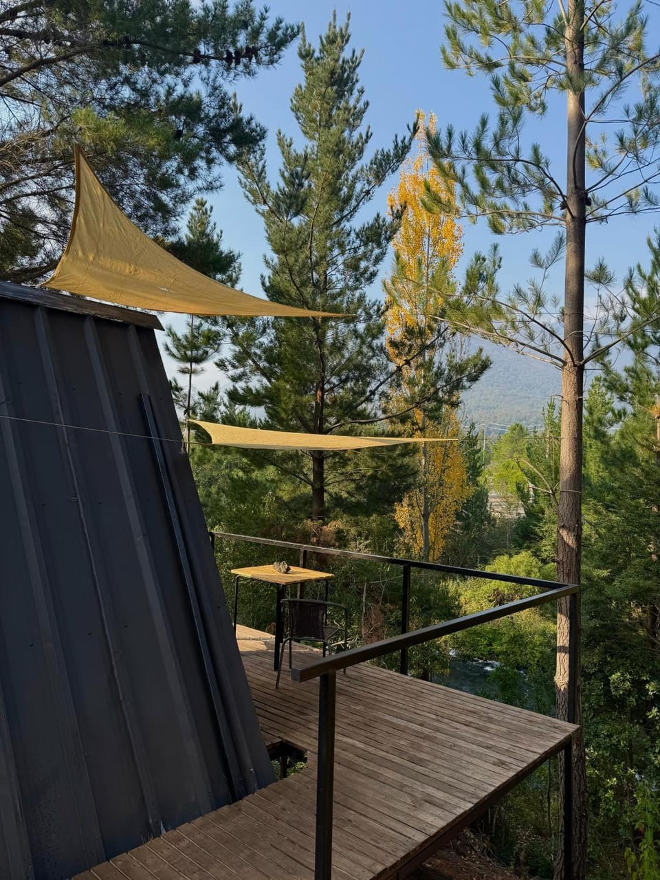 Cabina con terraza vista al río en Roca Truful Cabin in Araucania, Chile
