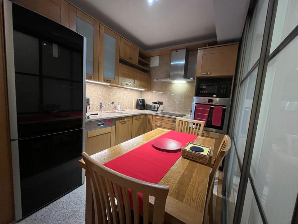 Kitchen or kitchenette, Dining area, oven, stove, toaster