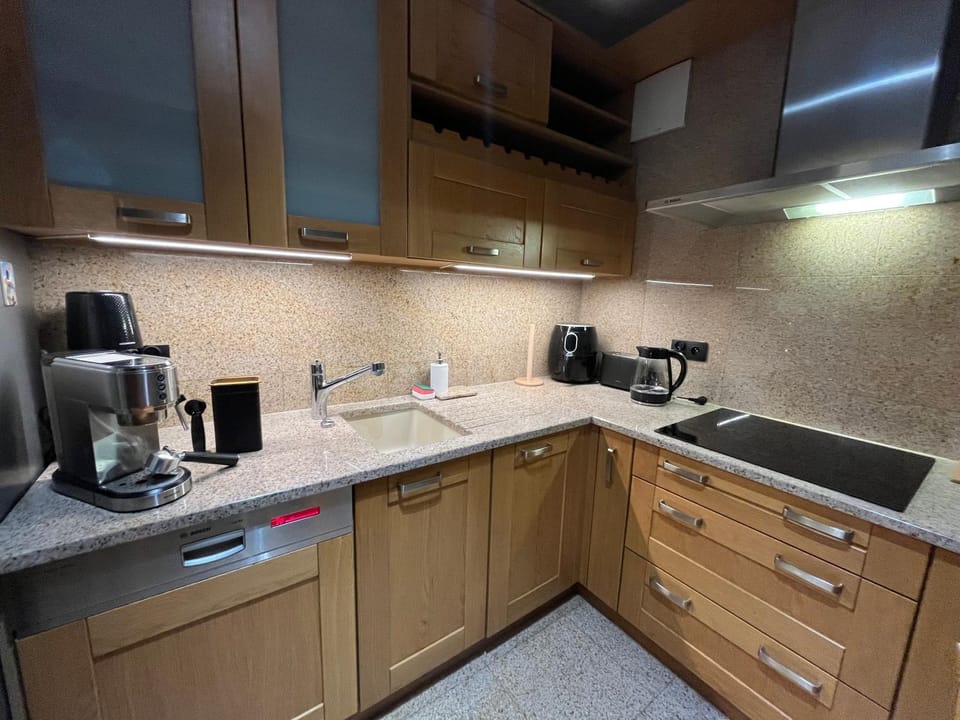 Coffee/tea facilities, dishwasher, stove, toaster