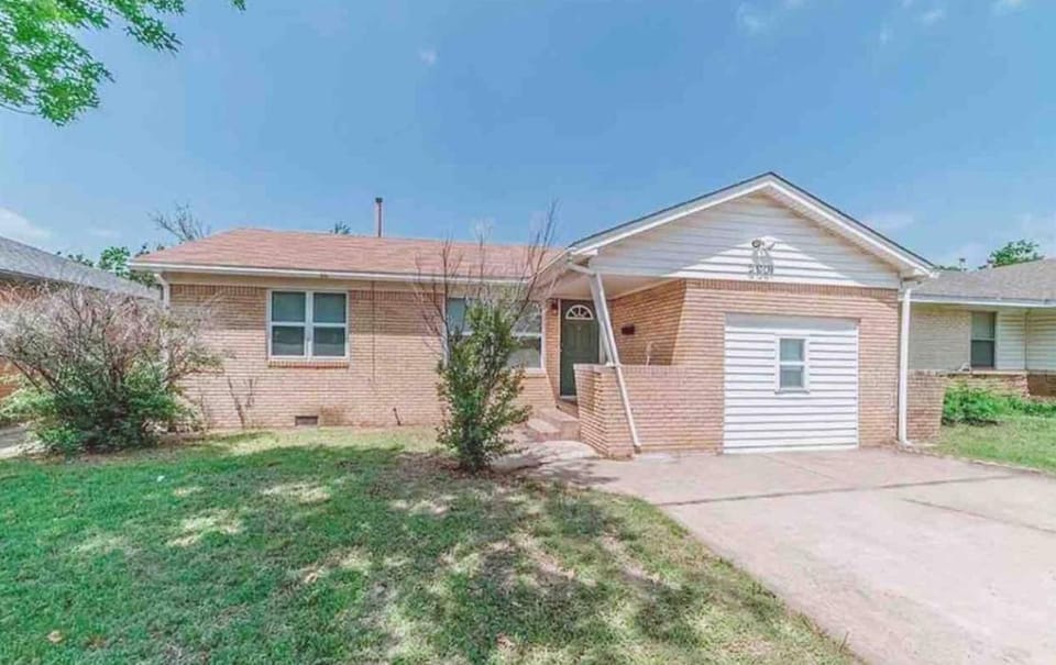 Pet friendly 3 bedroom house House in Oklahoma City