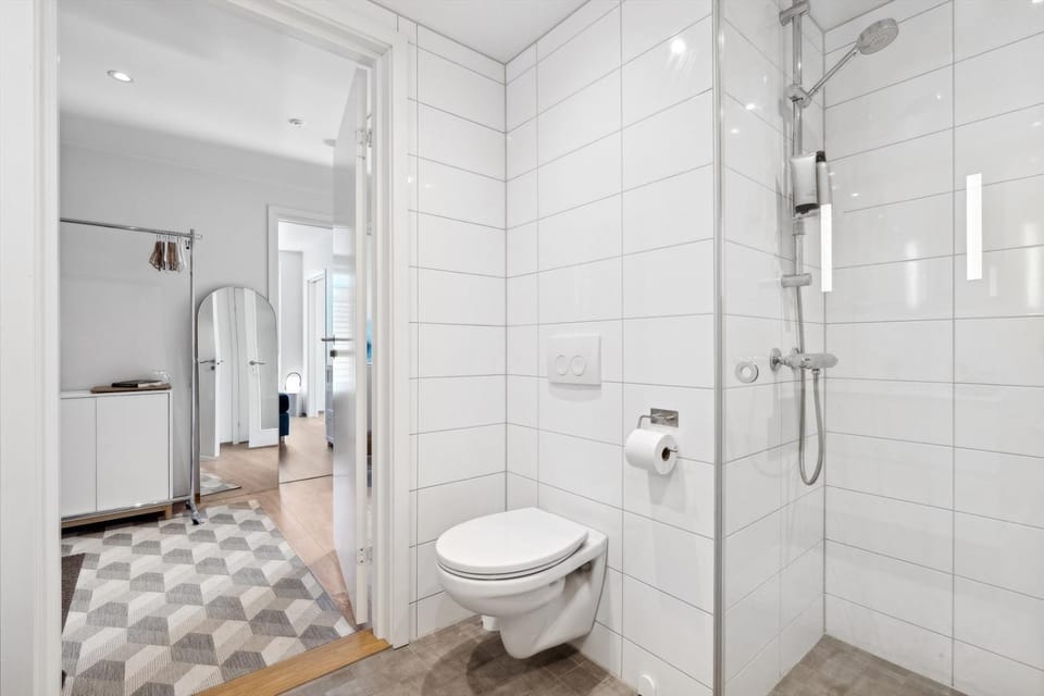 Shower, Toilet, Bathroom, towels