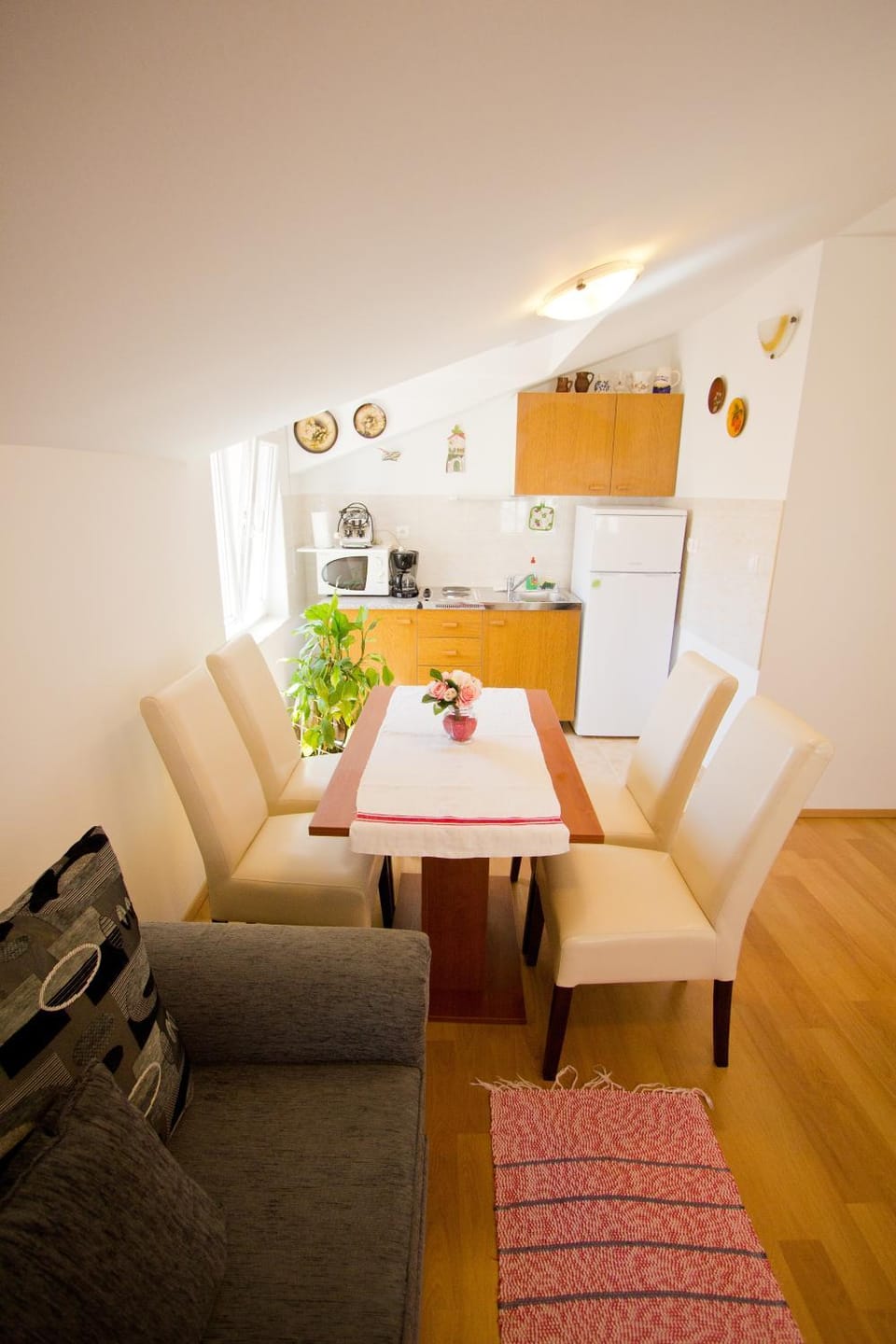 Kitchen or kitchenette, Living room, Seating area, Dining area