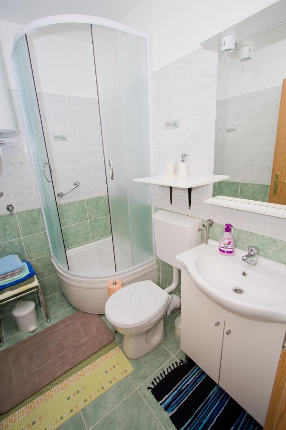 Shower, Toilet, Bathroom, towels, washing machine