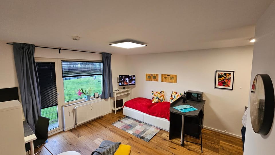 Bed, TV and multimedia, Living room, Evening entertainment, Bedroom