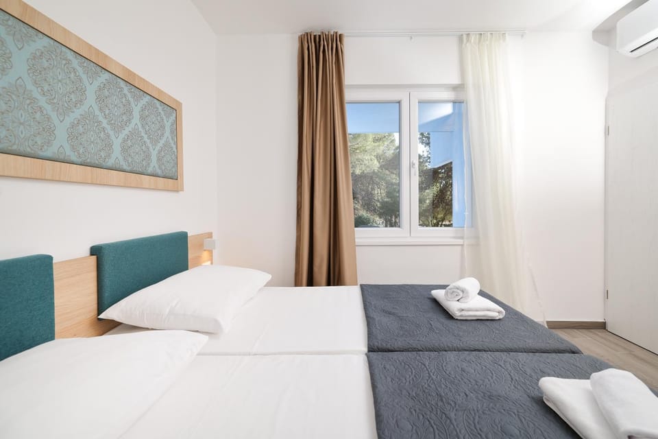 Bedroom, air conditioner