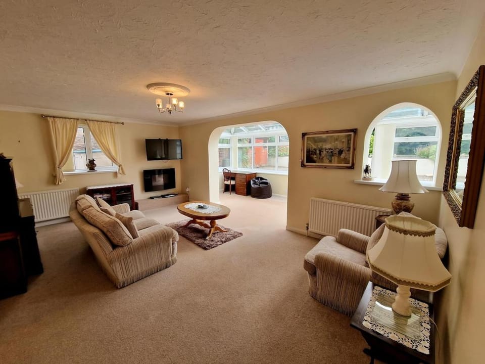 Spacious Four Bedroom House, 3 min walk to beach House in Paignton