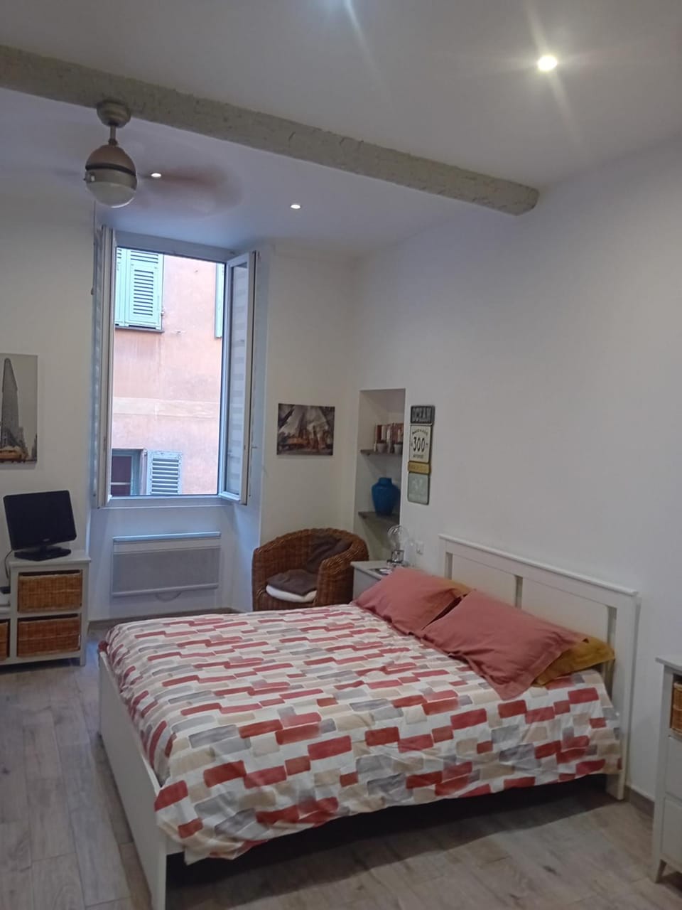 Bed, TV and multimedia
